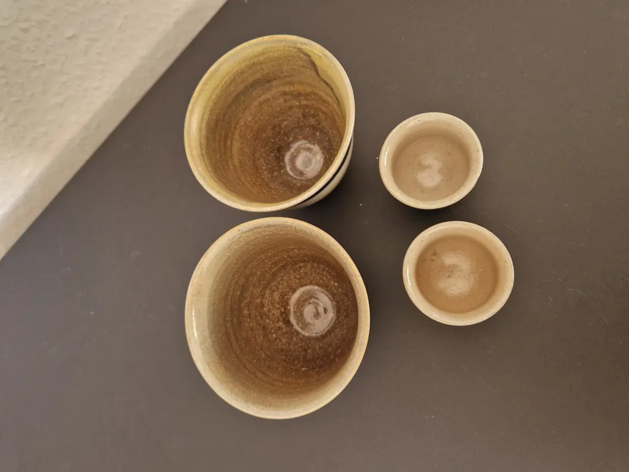 Billede 2 - 2 kaffekopper og 2 snapseglas af keramik.