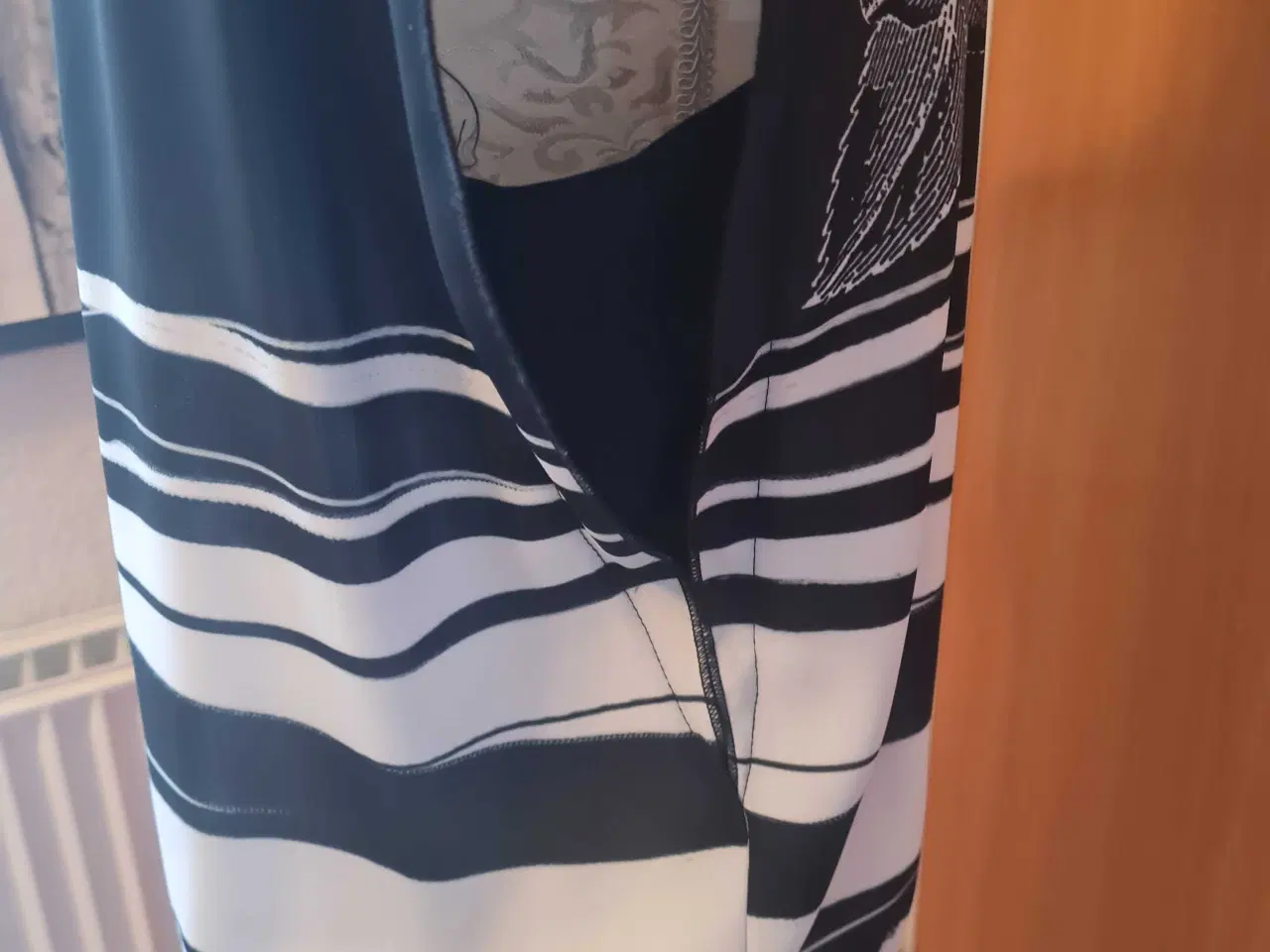 Billede 8 - Kjole str 42 fra Desigual