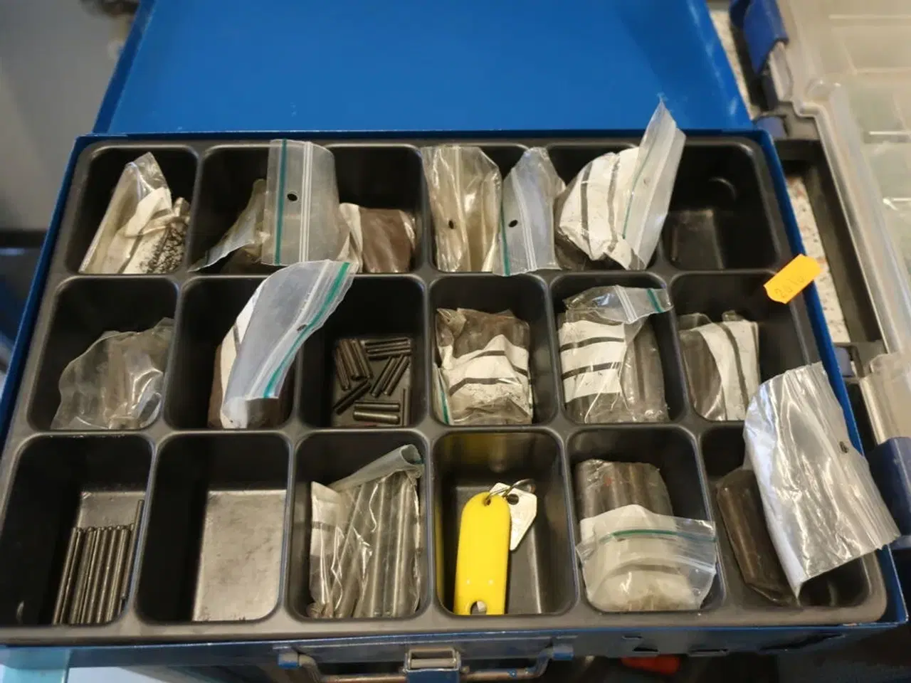 Billede 2 - Værktøjsskab inkl. indhold, samt indhold på reol