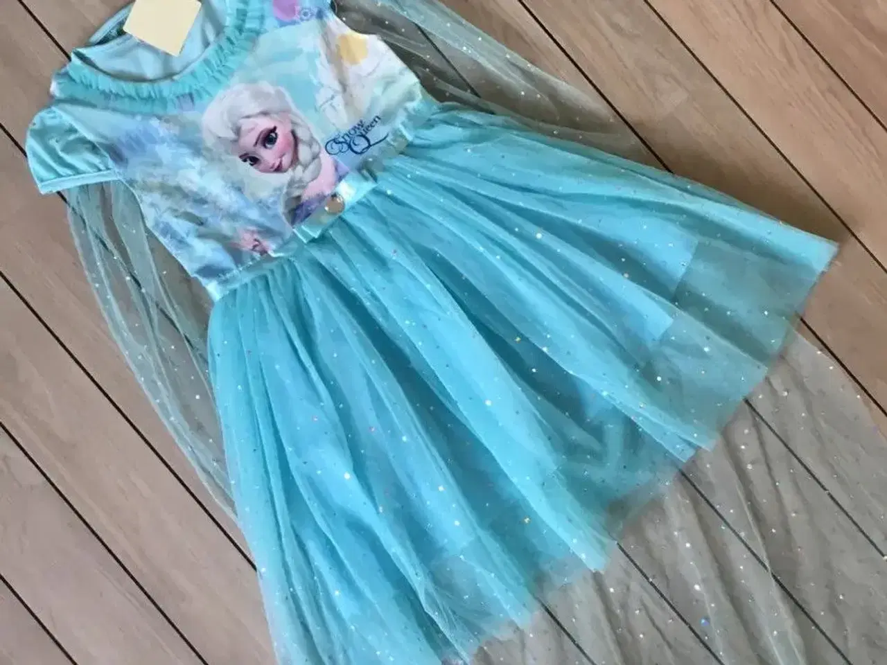 Billede 2 - Frost kjole + slør str 122 med Elsa udklædningstøj