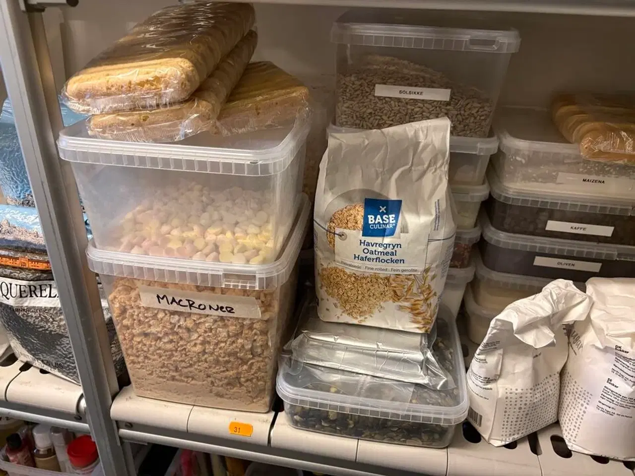 Billede 4 - 2 stk. Reoler med indhold