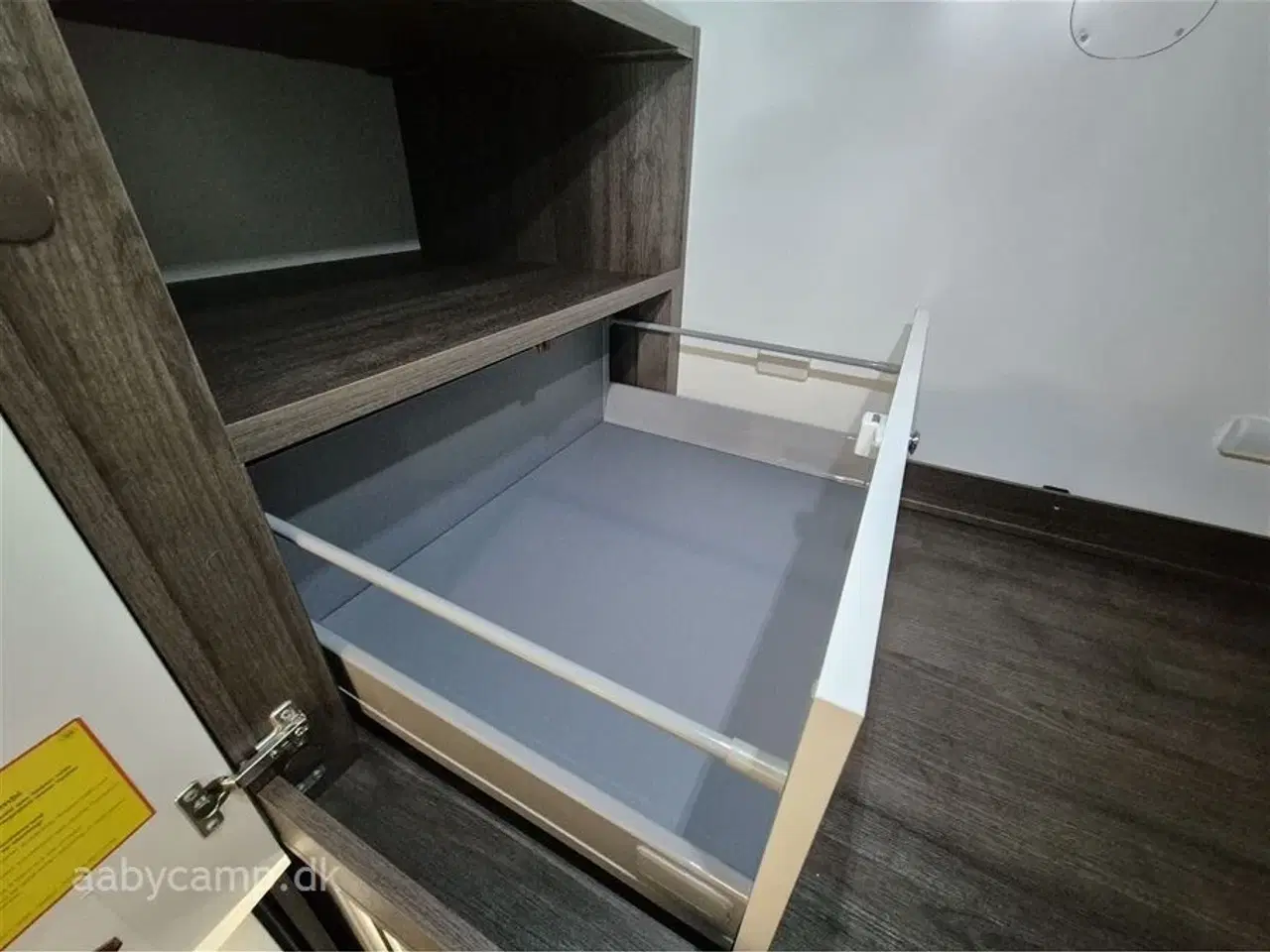 Billede 21 - 2023 - Benimar Amphitryon 983   Solceller. 2x Batterier. 2000w inverter. markise. A/C i bo-del. helårsdæk. undervognsbehandling. helårsdæk. Elektrisk indgangstrin. kun 16000 km!!!