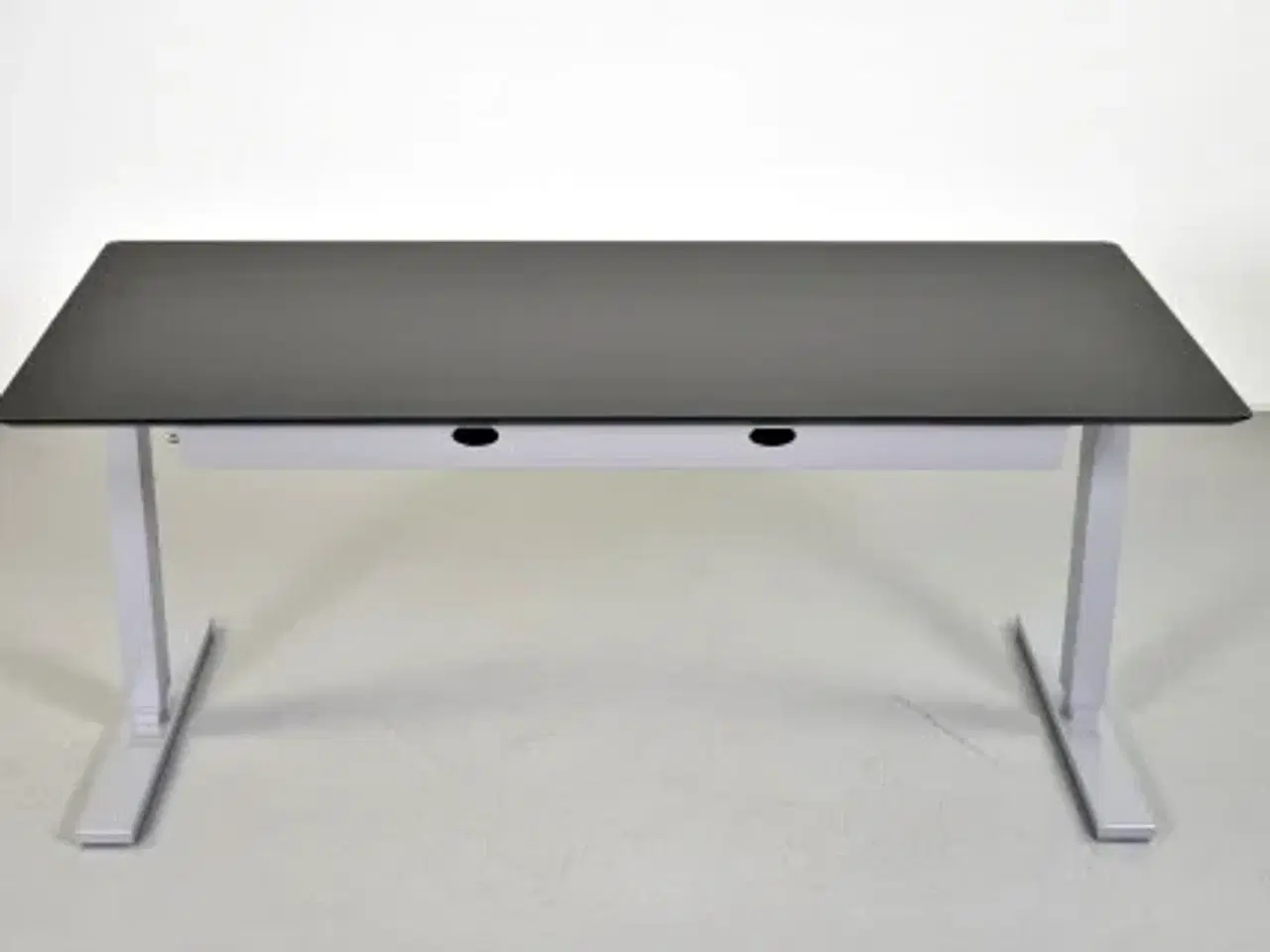 Billede 3 - Hæve-/sænkebord med sort linoleums fsc plade på alu stel