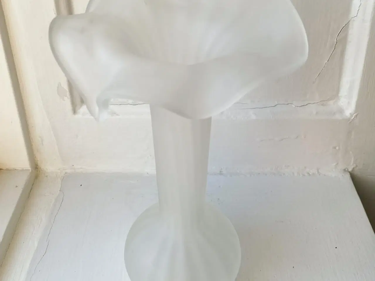 Billede 5 - Hvidt glas, løgformet m flæser, syrebehandlet
