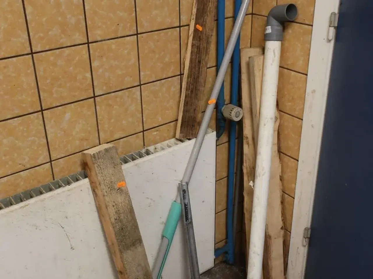 Billede 8 - Reol med indhold m.v.