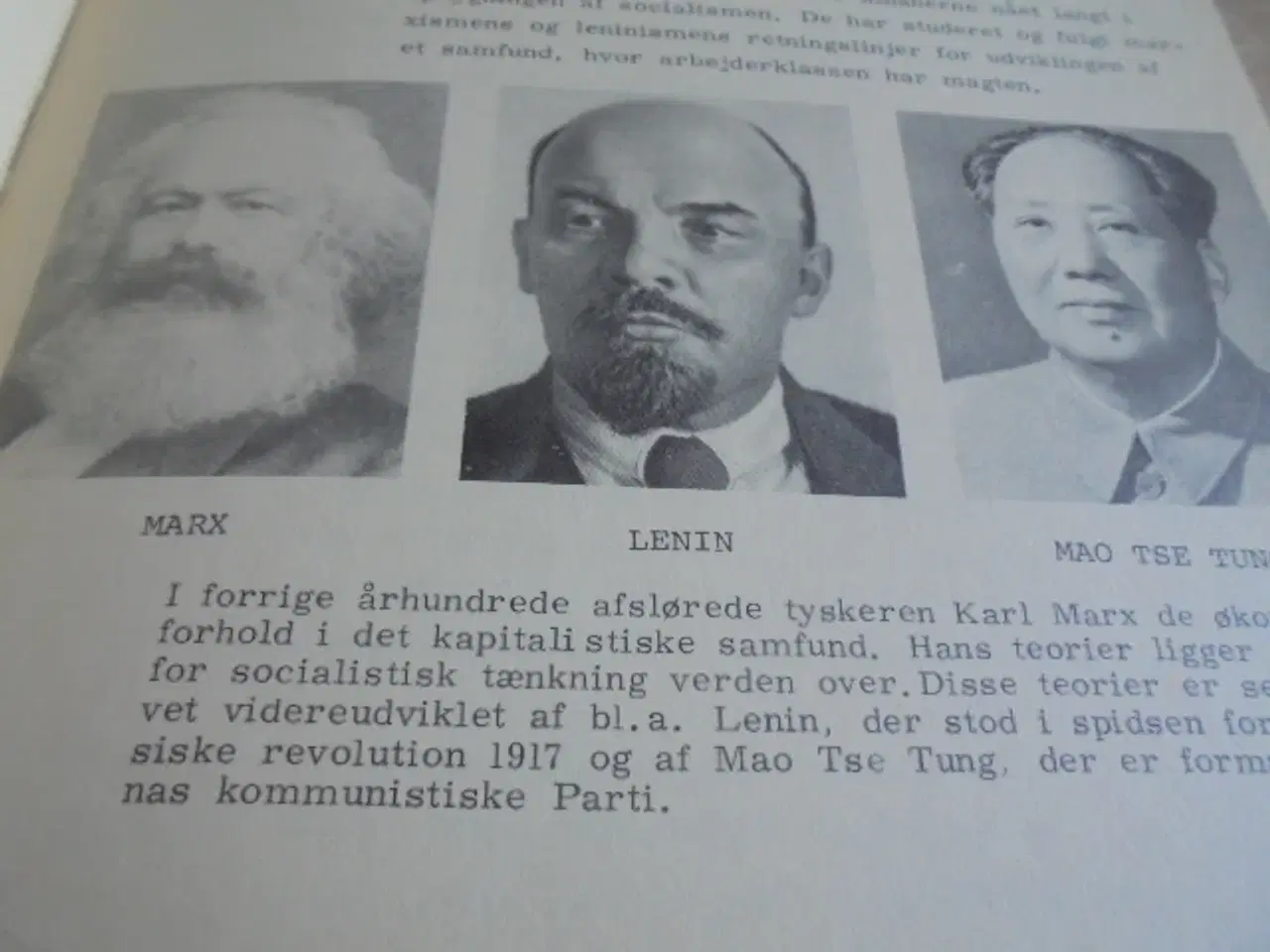 Billede 7 - Hakken og geværet - Gammel udgivelse om Albanien  