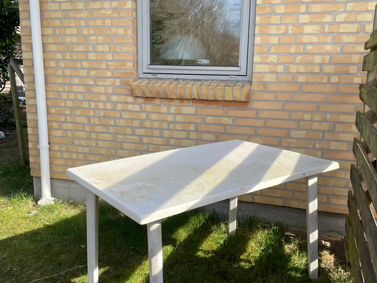 Billede 2 - Gives væk - havebord og 3 havestole - hvid plast