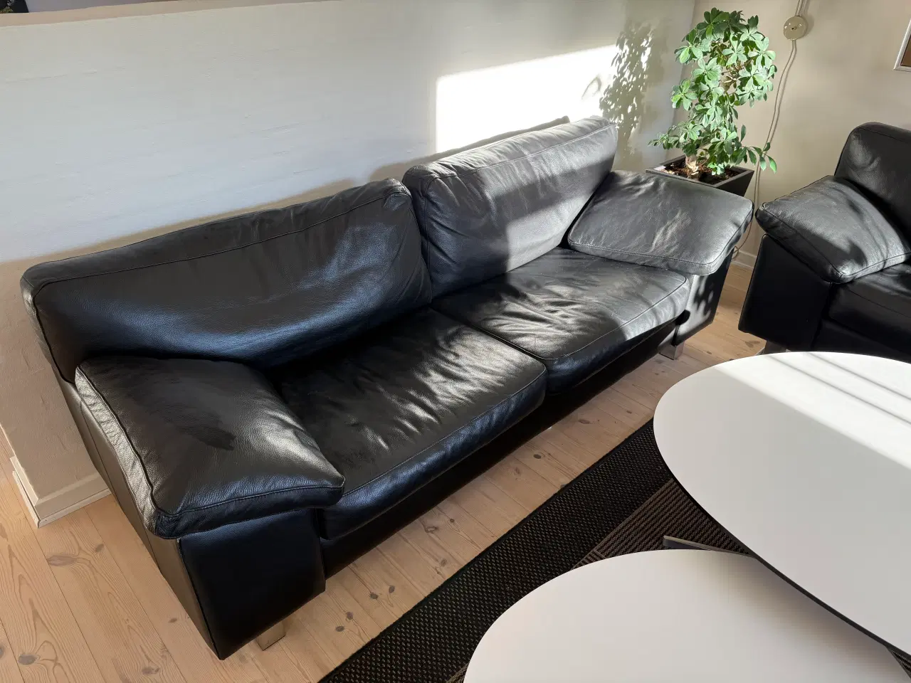 Billede 2 - 2 sorte lædersofaer, 2 1/2 personers 