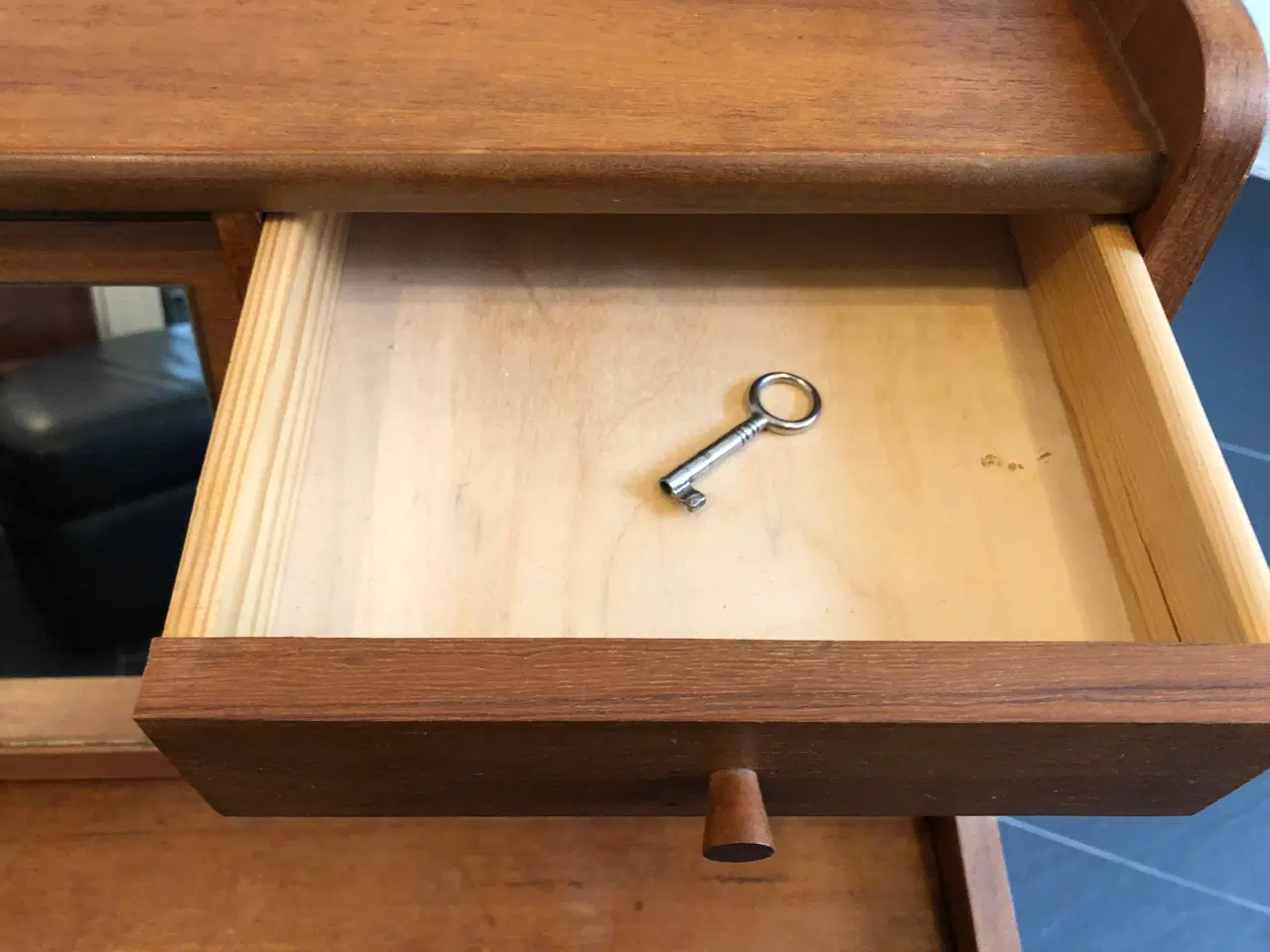 Billede 12 - Chatol i teak med indbygget spejl, skuffer, udtræk