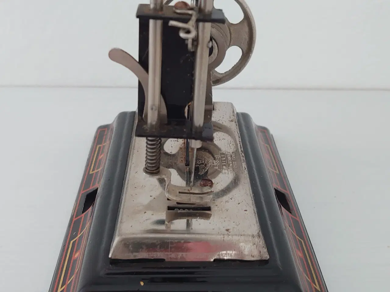 Billede 4 - Miniature symaskine i blik .Model Casige. Ca. 1940