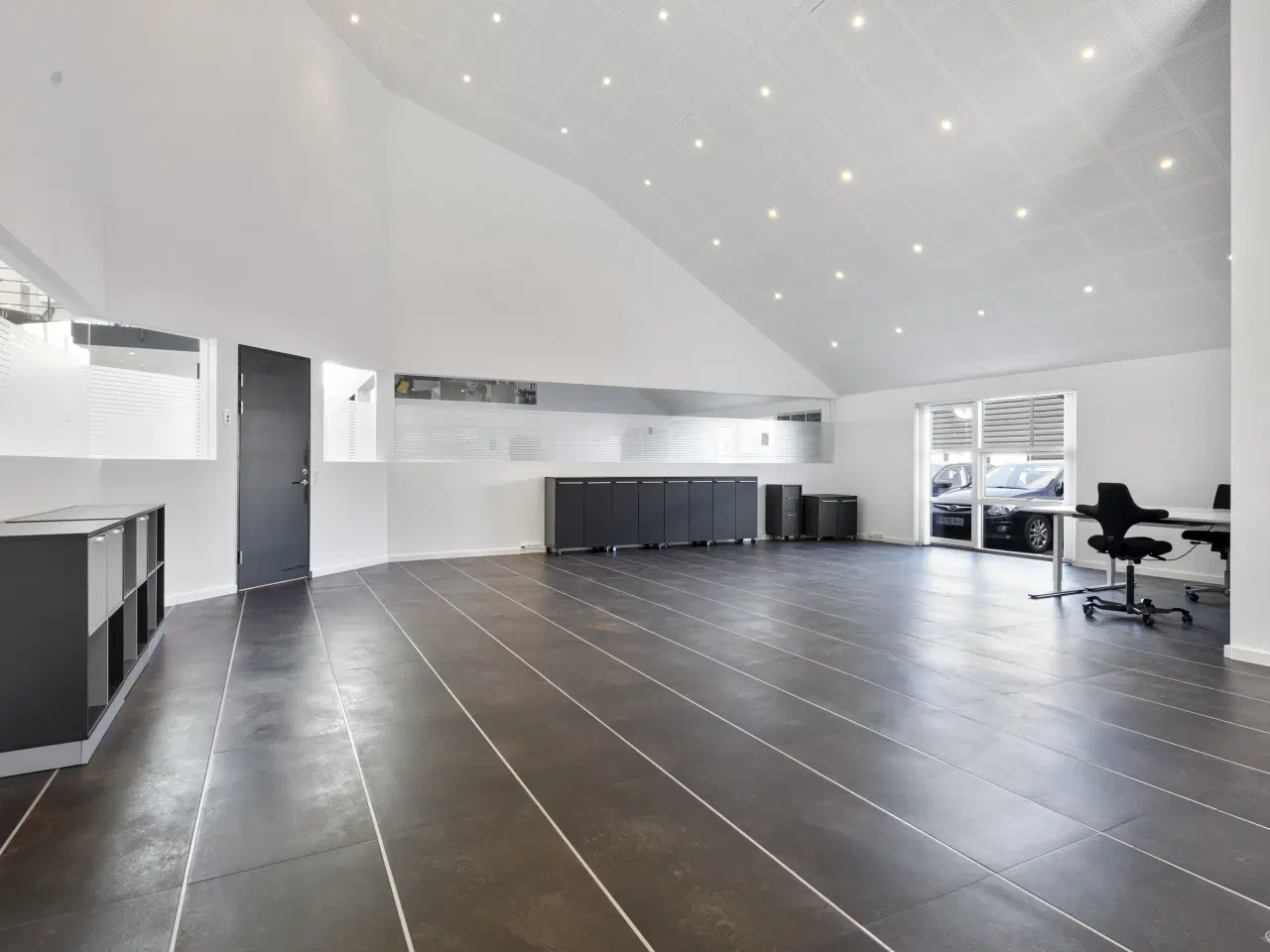 Billede 6 - Yderst indbydende lager med højt til loftet samt et lille kontor