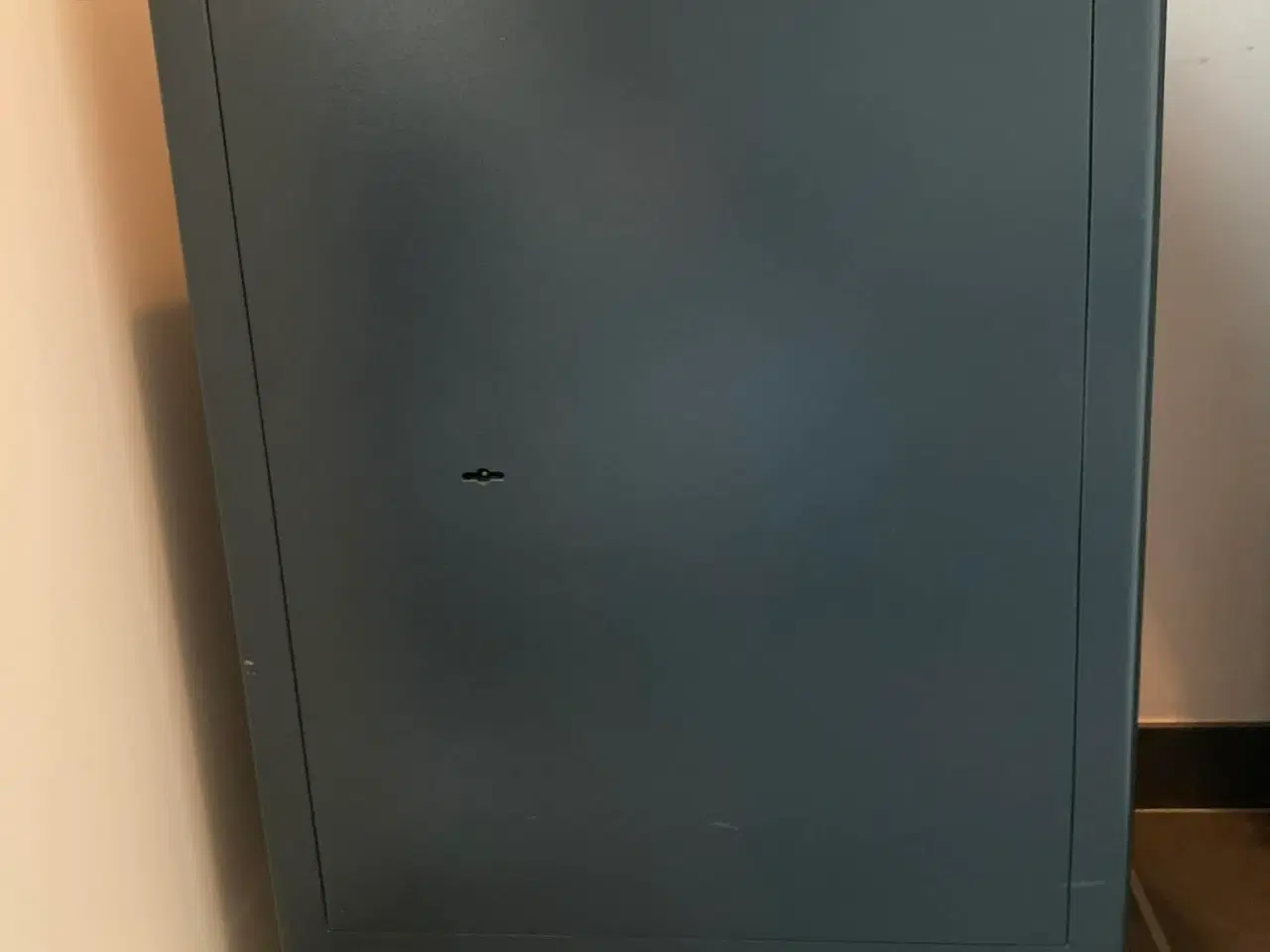 Billede 1 - Værdiboks i stål med hvidt camouflageskab 