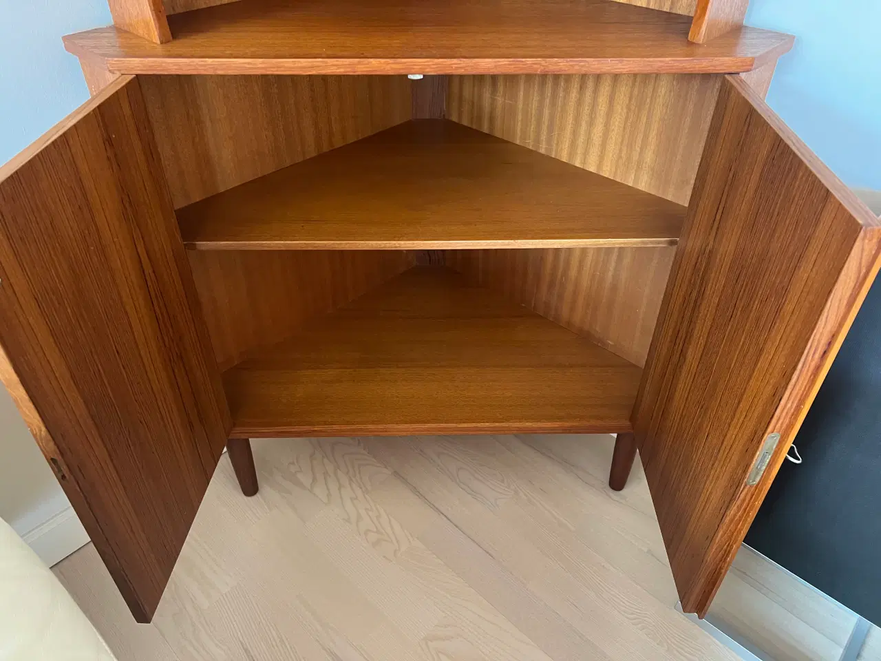 Billede 5 - Teak hjørneskab 