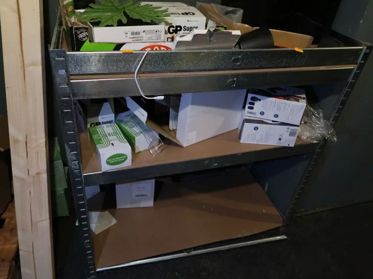 Billede 3 - Reol med indhold