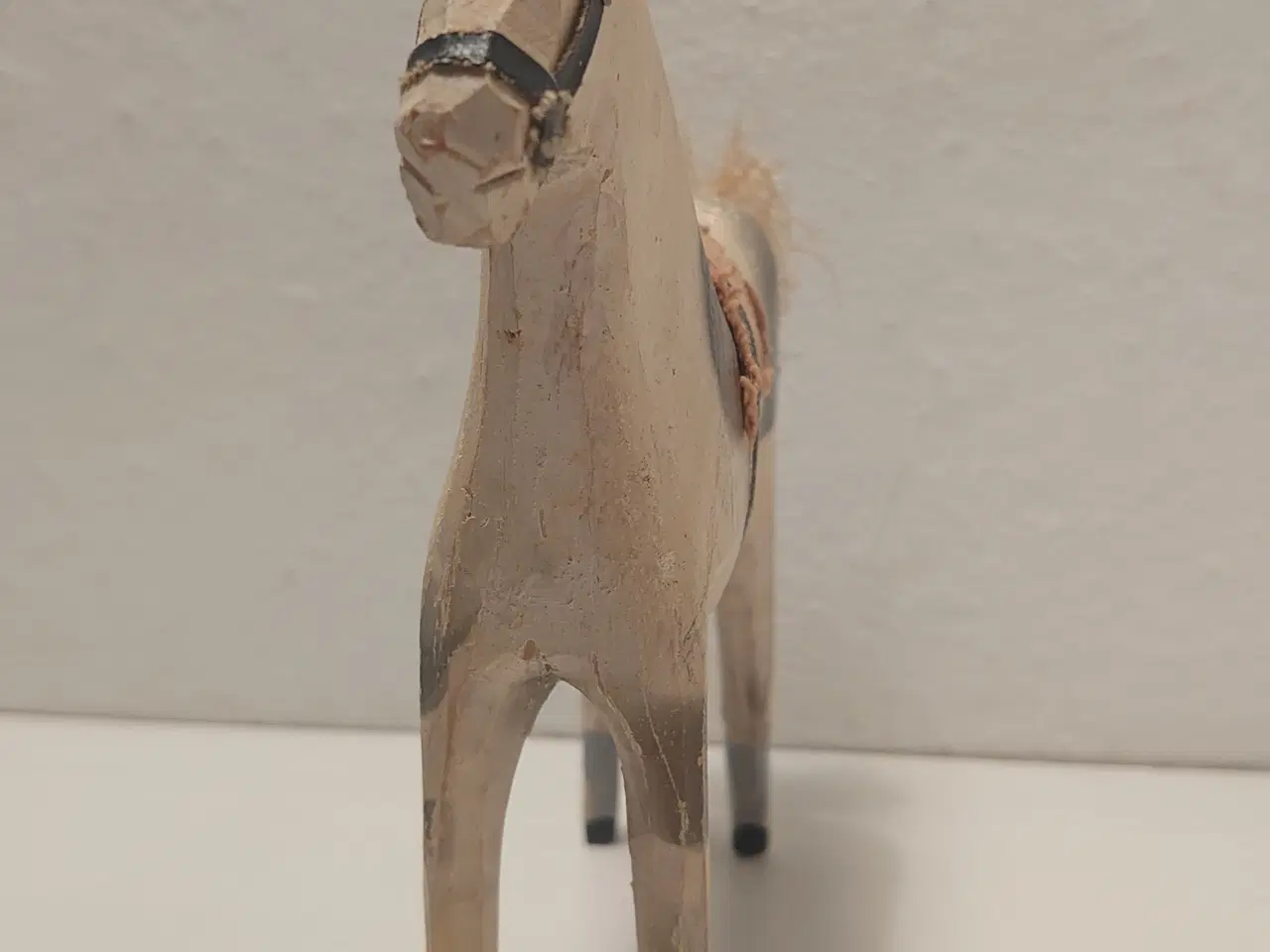 Billede 3 - Gammel håndskåret træhest. L 13cm,H 15,5cm.