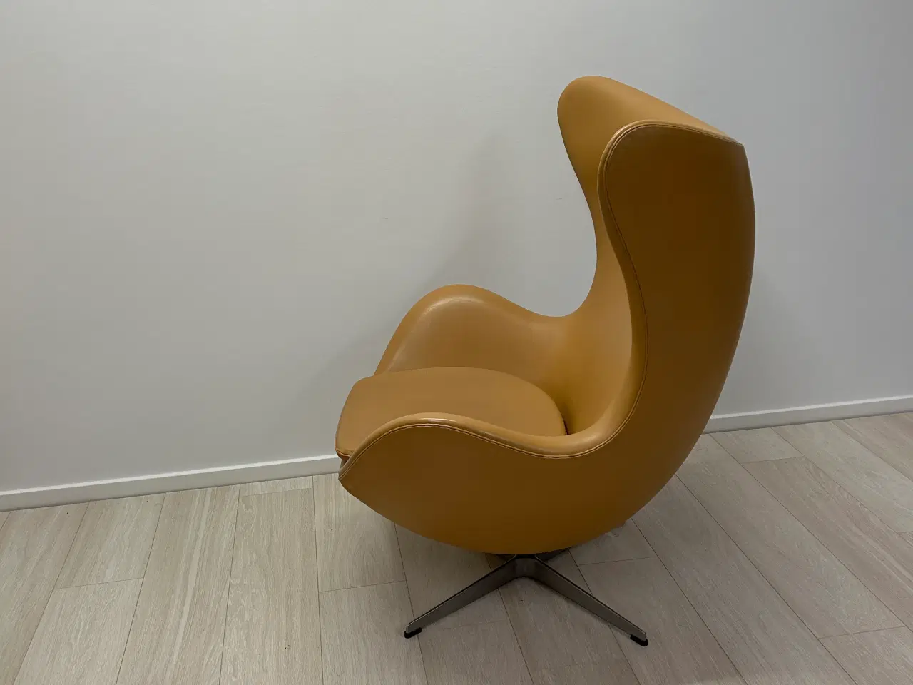 Billede 4 - Fh 3316 Ægget af Arne Jacobsen Brun læder. 