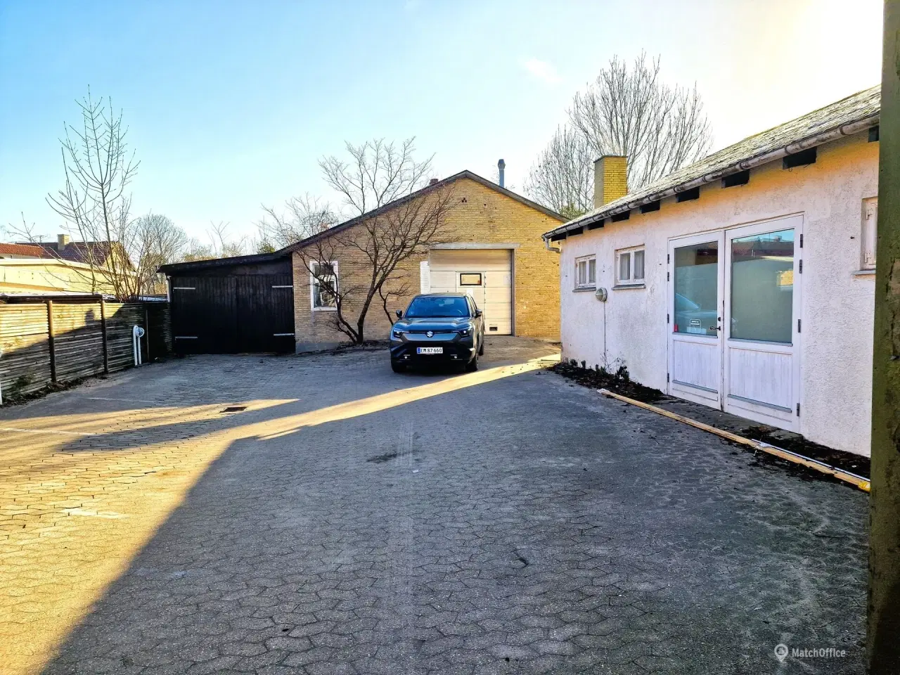 Billede 11 - 3 lejemål til lager. showroom, behandling, kontor m.m. Biladgang til lager –Skiltemulighed mod Grønnevej