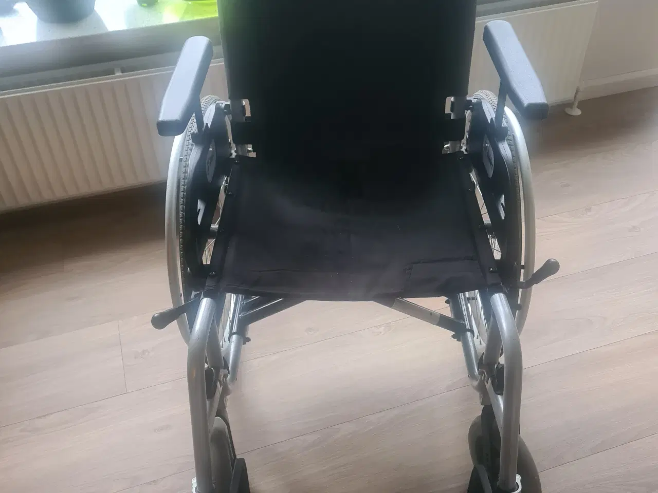 Billede 1 - Rullestol med bremse og massive hjul