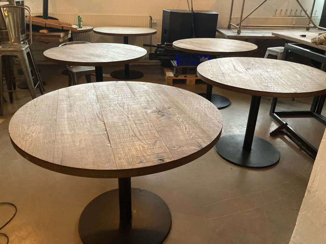 Billede 4 - Rundt rustikt spisebord