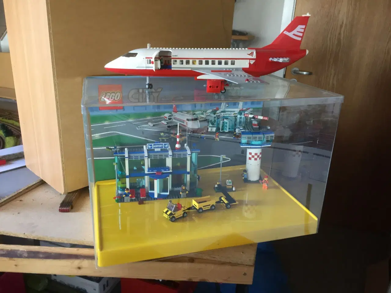 Billede 1 - LEGO vitrine m. Fly og lufthavn