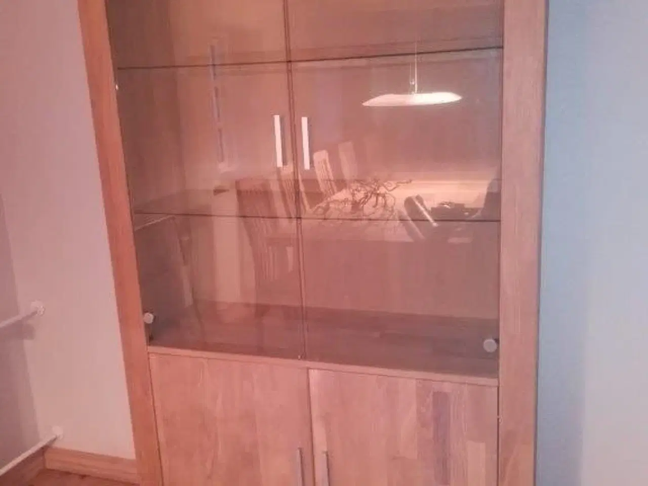 Billede 1 - Vitrineskab i massiv eg