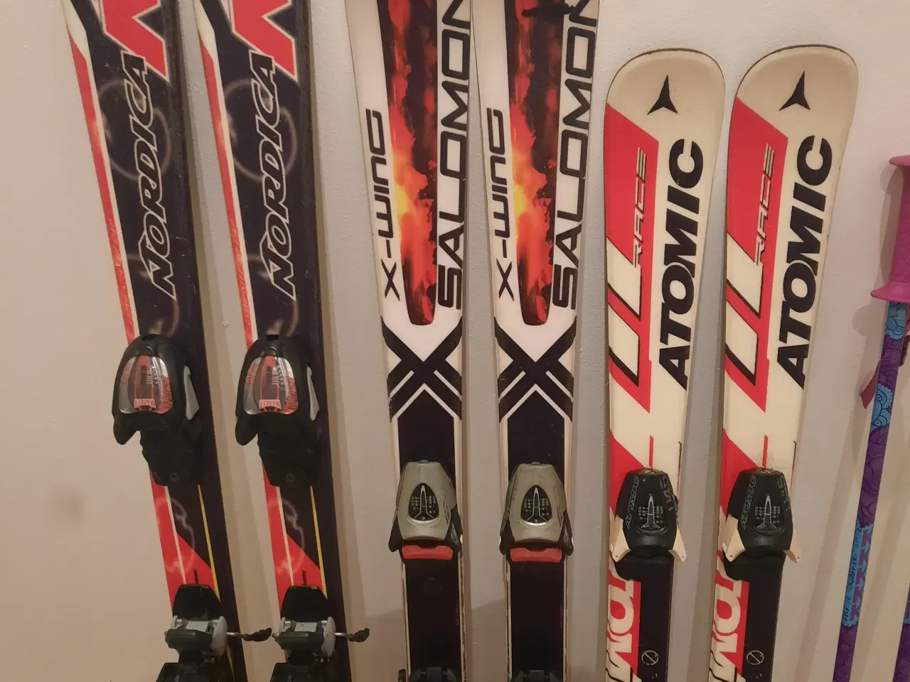 Billede 6 - Ski, stave, ski-hjelme og støvler.