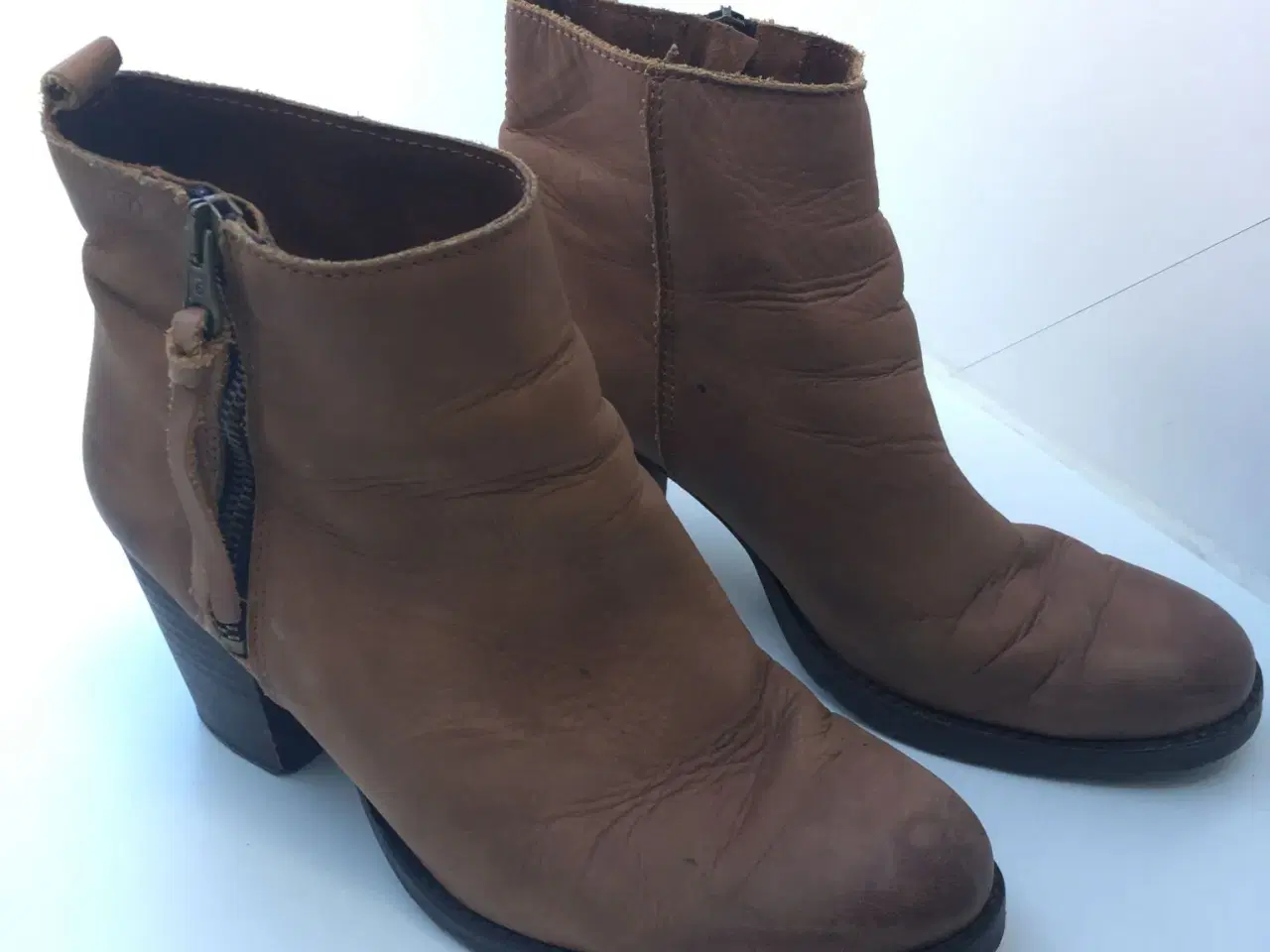 Billede 1 - Lækre brune støvler med hæl