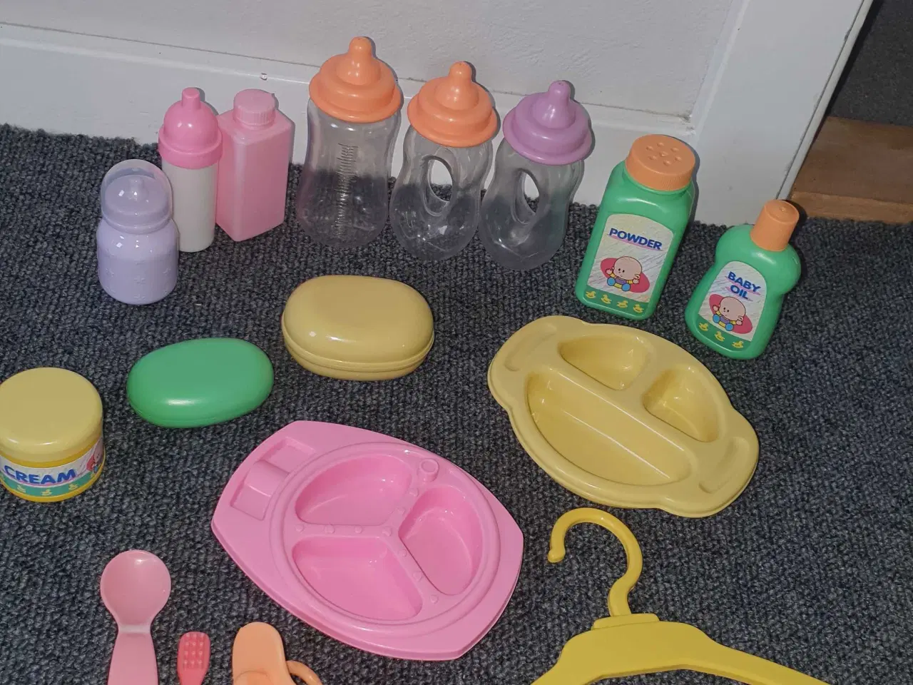 Billede 2 - Dukke pusle tilbehør 18 dele 