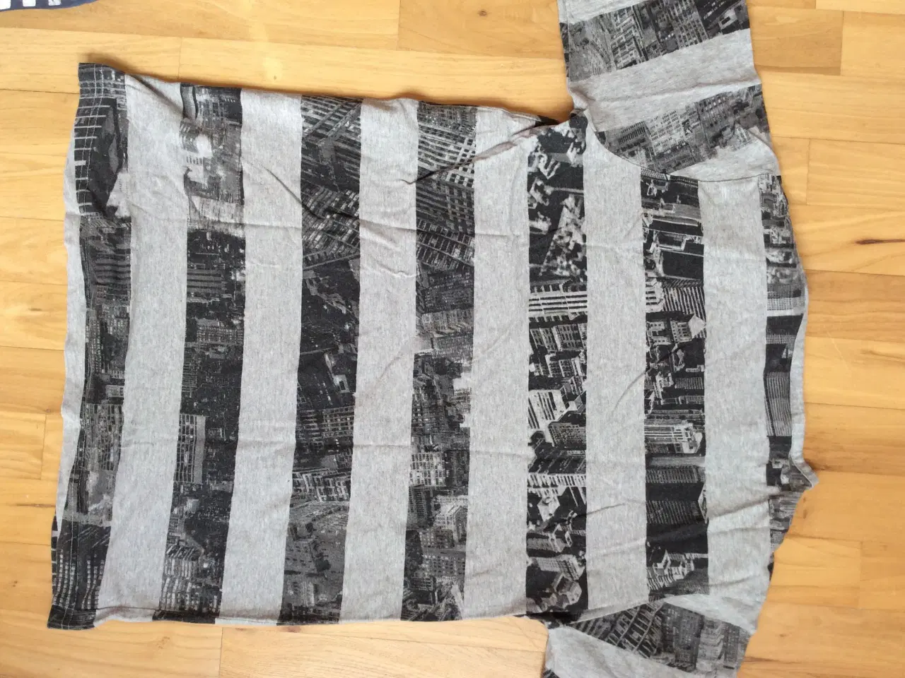 Billede 2 - Grå/sort t-shirt 