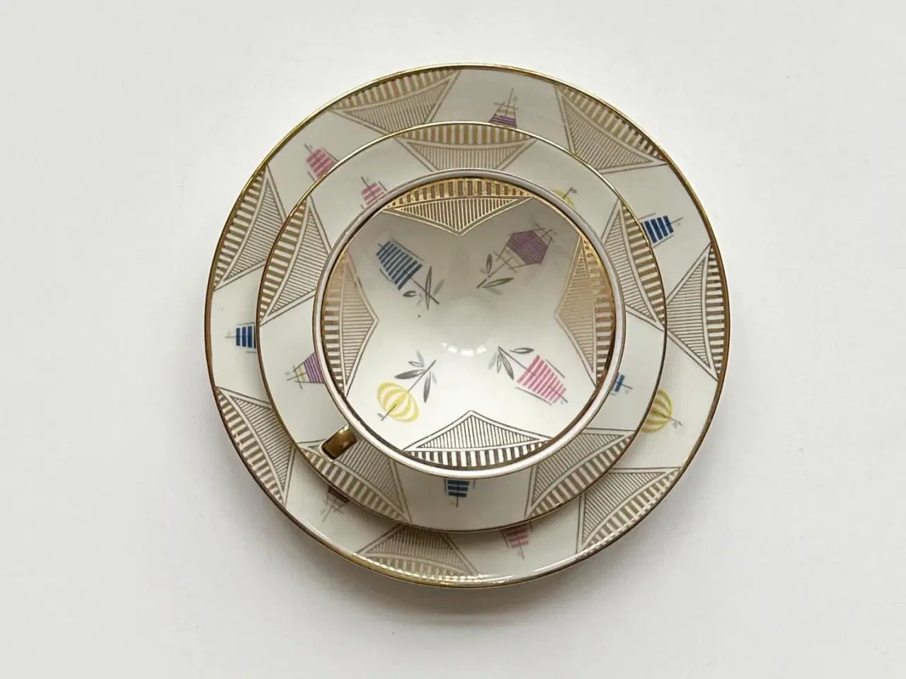 Billede 3 - Triosæt, stor kop m underkop og kagetallerken, grafiske blomster