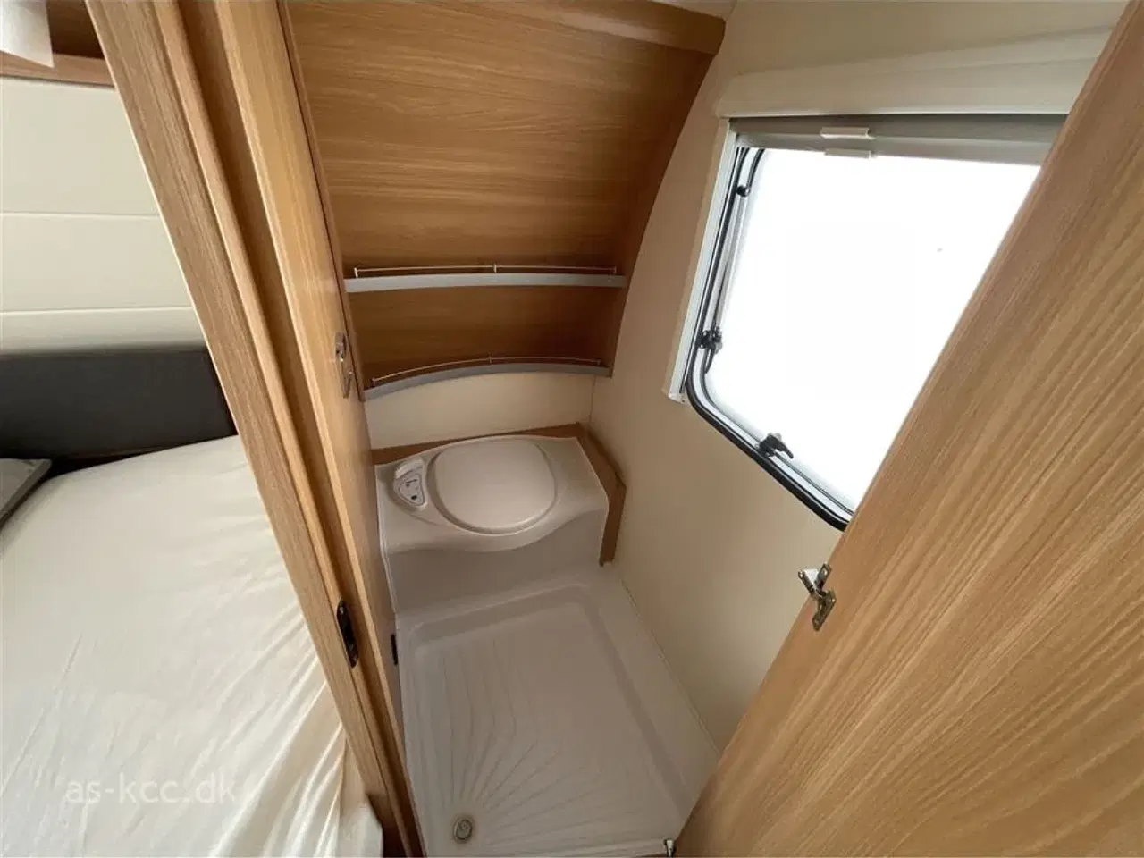 Billede 6 - 2018 - Knaus Südwind 450 FU   Knaus Südwind årg. 2018 4 sovepladser, 5 siddepladser, mover, posemarkise, cykelholder.