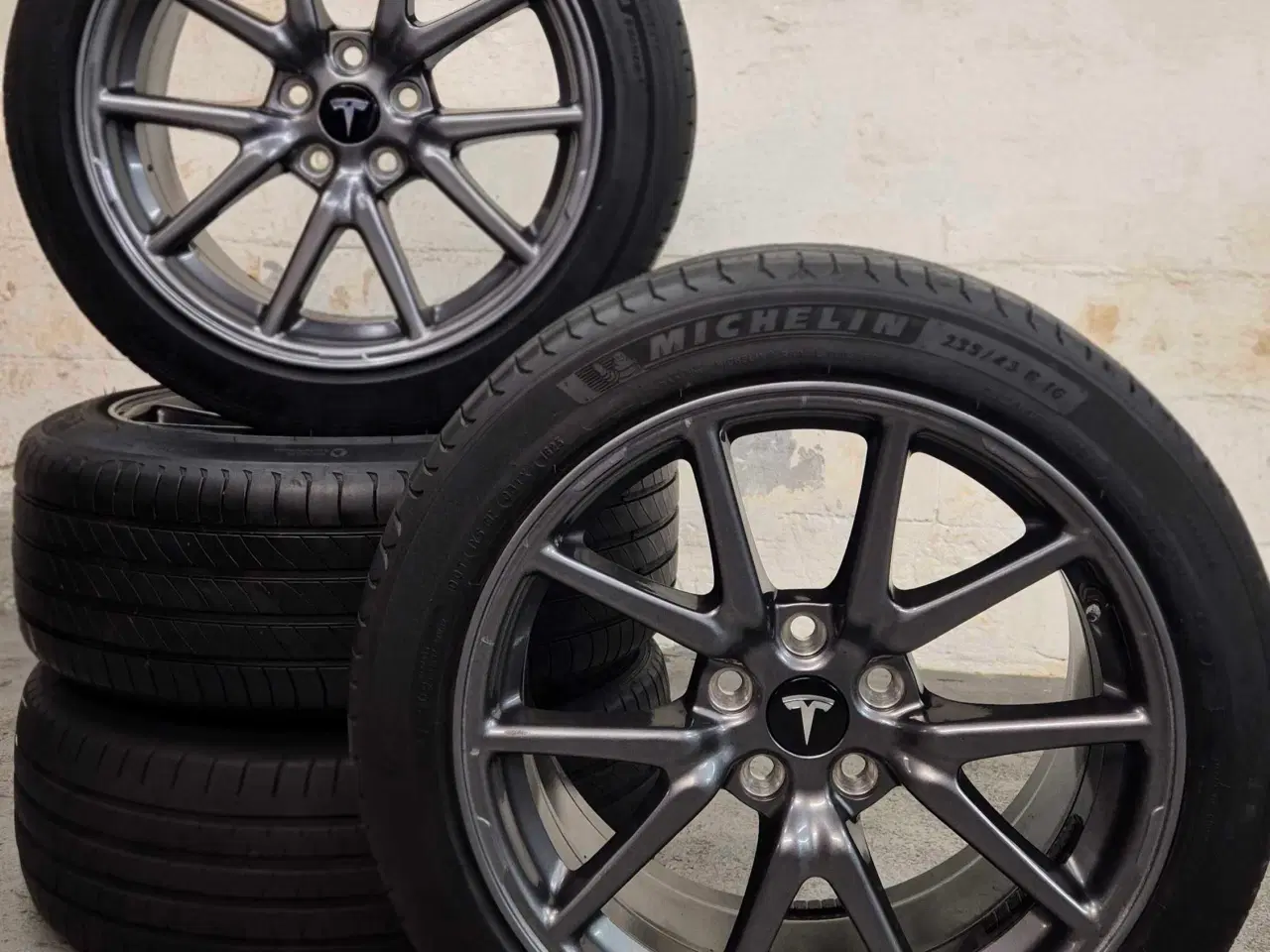 Billede 1 - TESLA MODEL 3 ORIGINAL ALUFÆLGE MED SOMMERDÆK 