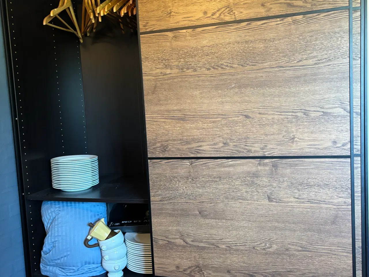 Billede 1 - Garderobe skab, m skydelåger