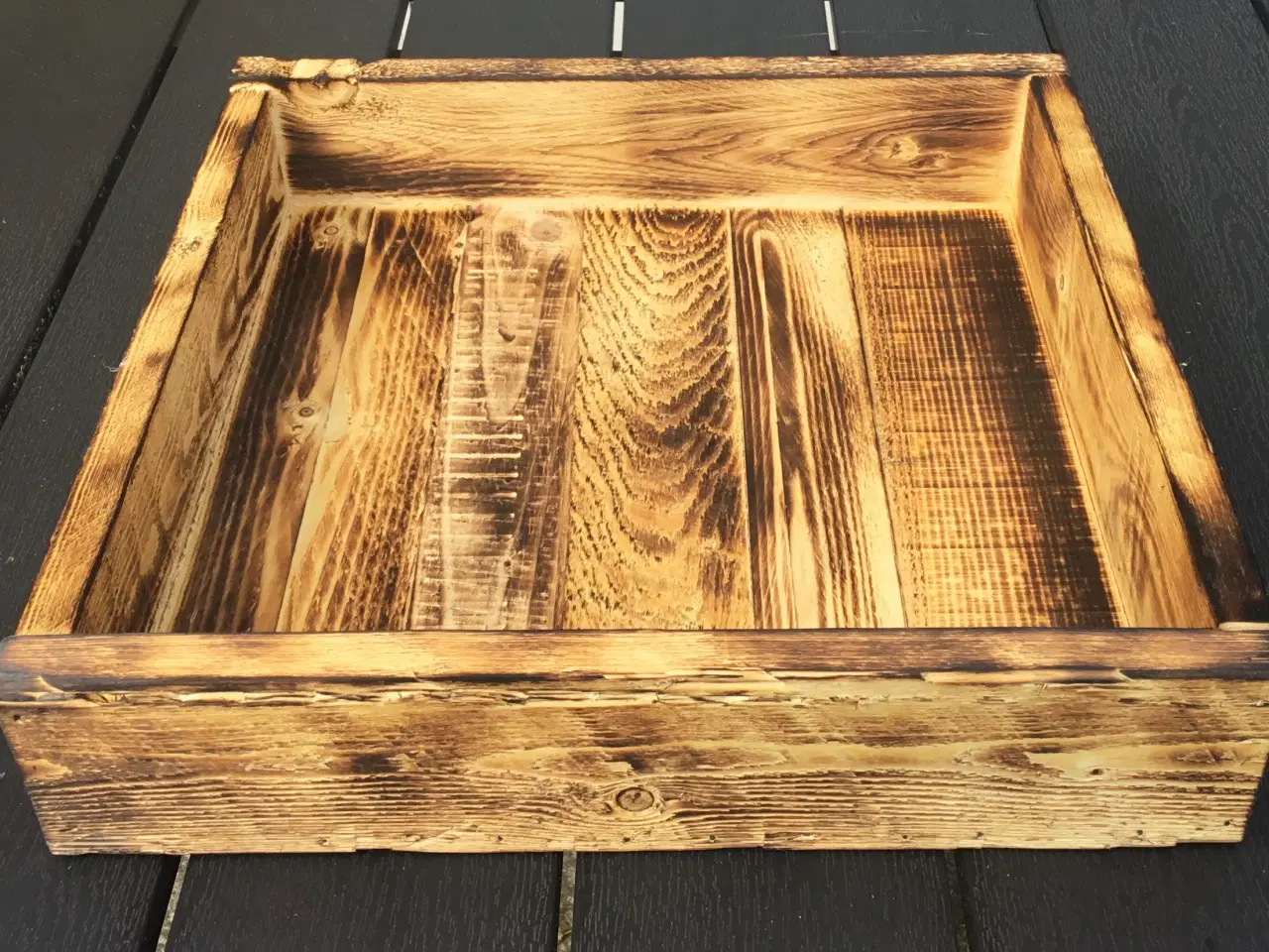 Billede 2 - Overflade brændt bakke i genbrugstræ  35 x 35