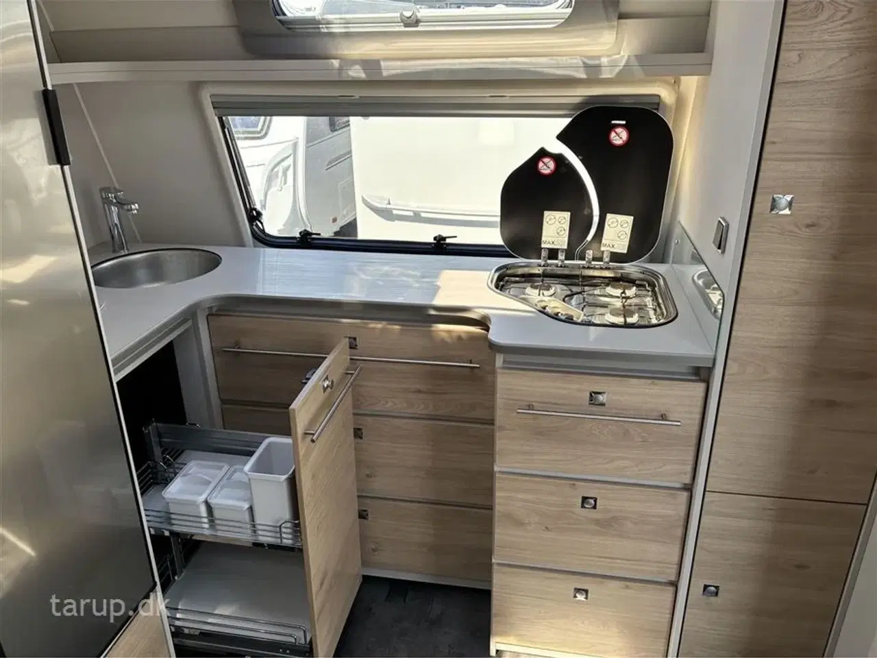 Billede 11 - 2021 - Dethleffs Nomad 490 BLF Mover, Thule markise, dobbeltsengsvogn, side-siddegruppe, frontkøkken, 3-trins el-gulv-varme, stort 142 l . køleskab med fryser