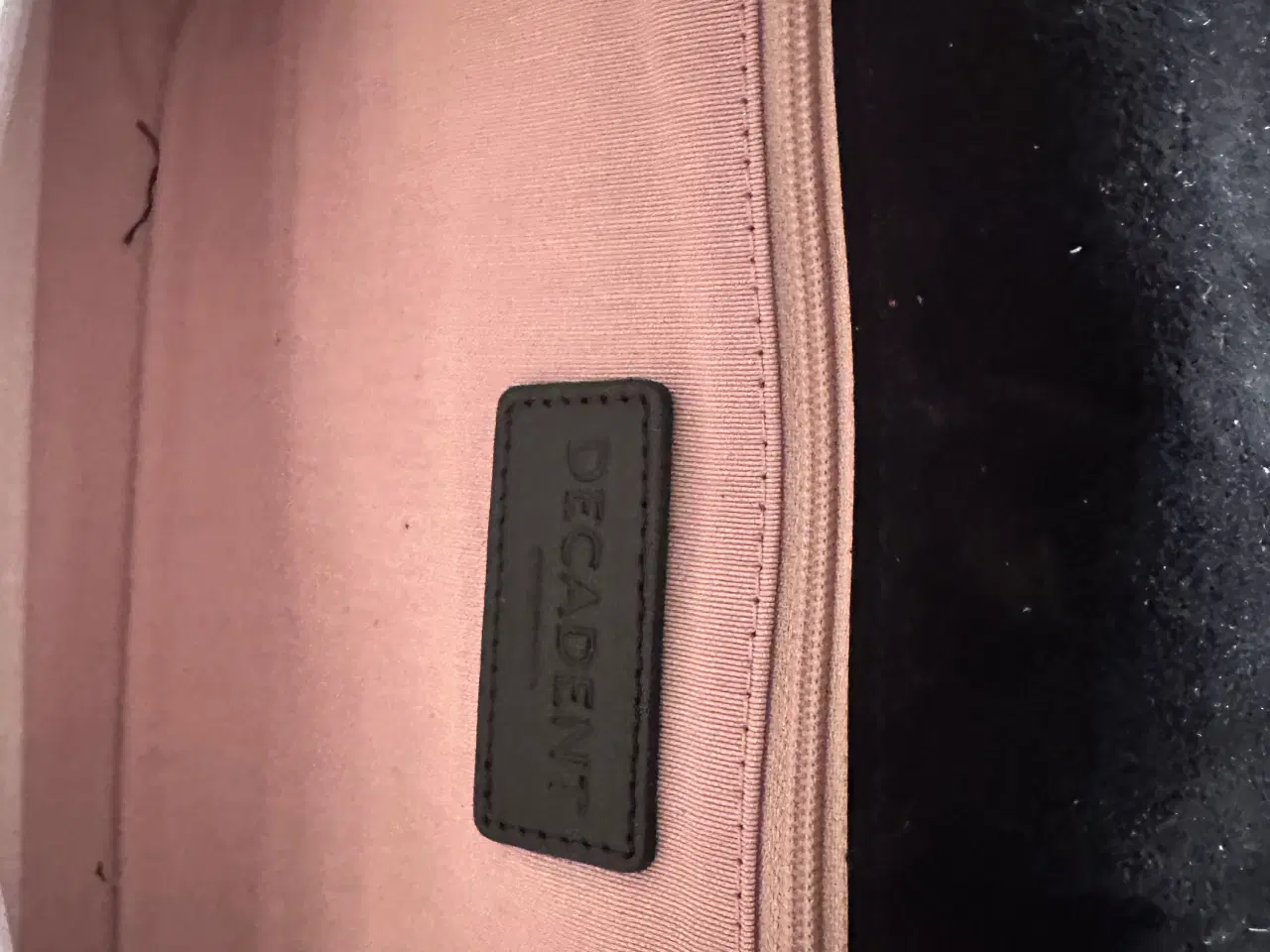 Billede 4 - Lækker Ruskind Clutch fra Decadent Copenhagen