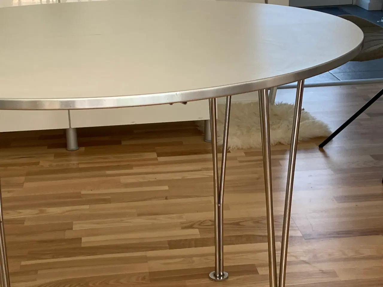 Billede 4 - Rundt hvidt spisebord 