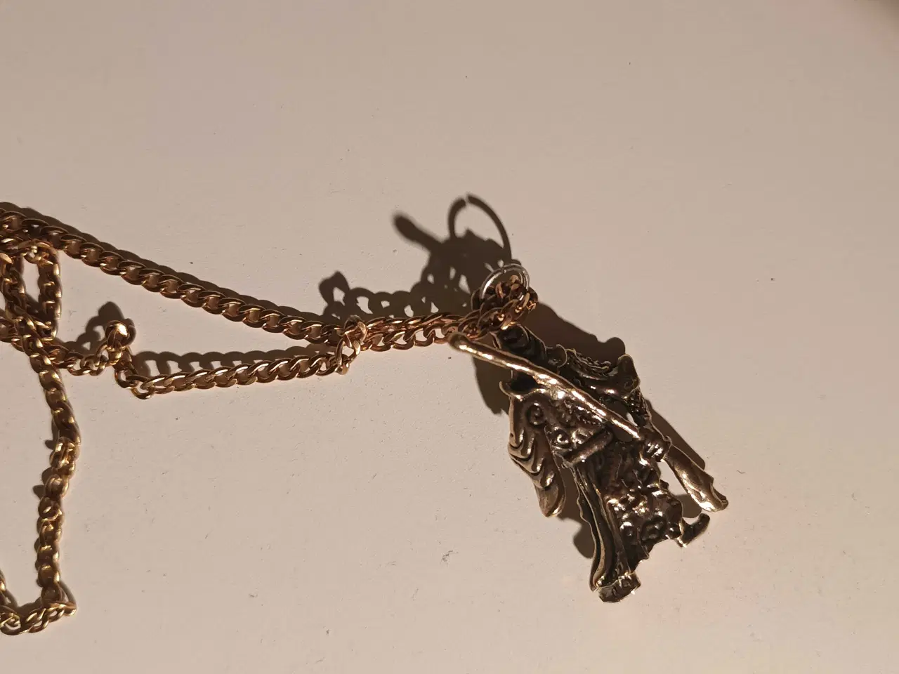 Billede 1 - Forgyldt kæde med en kinesisk figur i messing