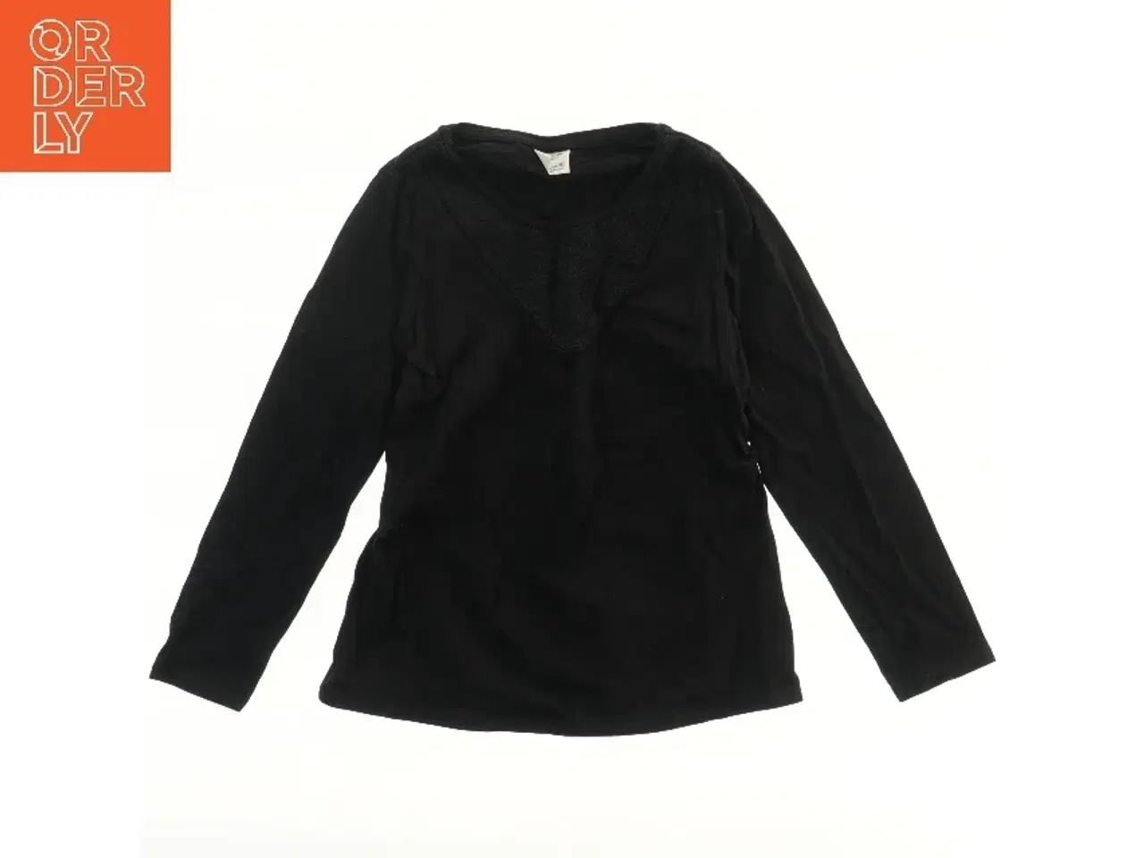 Billede 1 - Langærmet sort bluse med detaljeret halsudskæring fra Zara (str. 122)