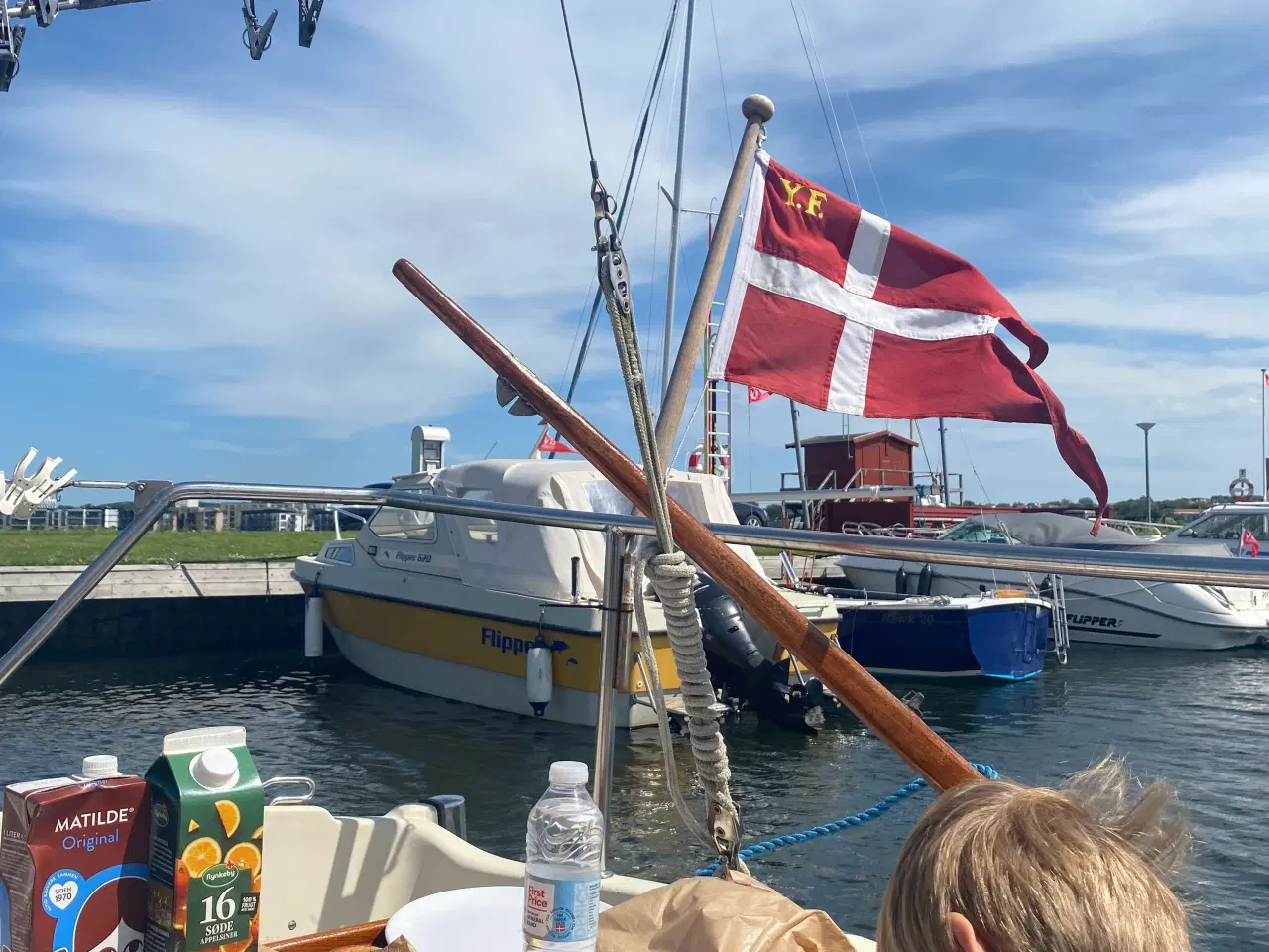 Billede 2 - Sejlbåd motor og havnepladsen 