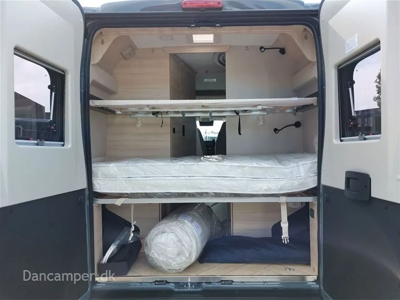 Billede 7 - 2025 - Chausson F&S Line TILBUDSPRIS kr. 931.800,- SPAR kr. 21.600,- Van som familiecamper med 5 selepladser, pop-up og masser af sovepladser på kun 5,99 m længde.
