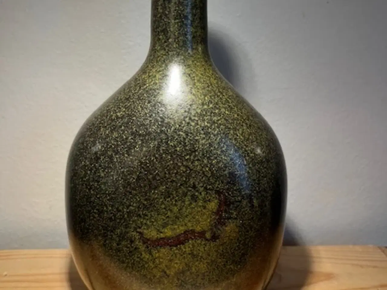 Billede 1 - Skulpturel retro keramikvase i meleret olivengrøn 