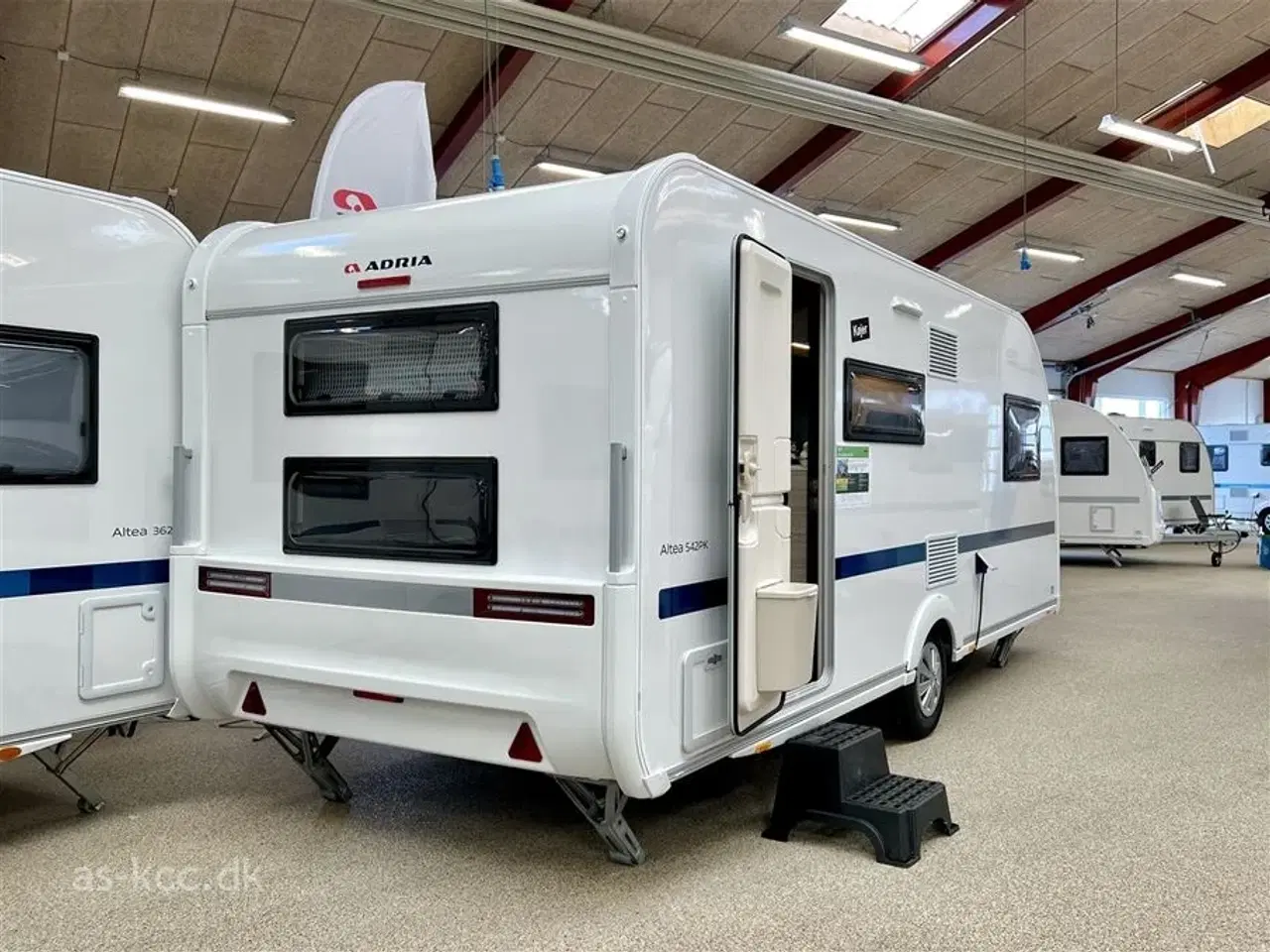 Billede 4 - 2026 - Adria Altea 542 PK   Adria Altea 542 PK årg. 2026 6 sovepladser, 4 siddepladser, 2 køjer, sidesiddegruppe, dobbeltseng.
