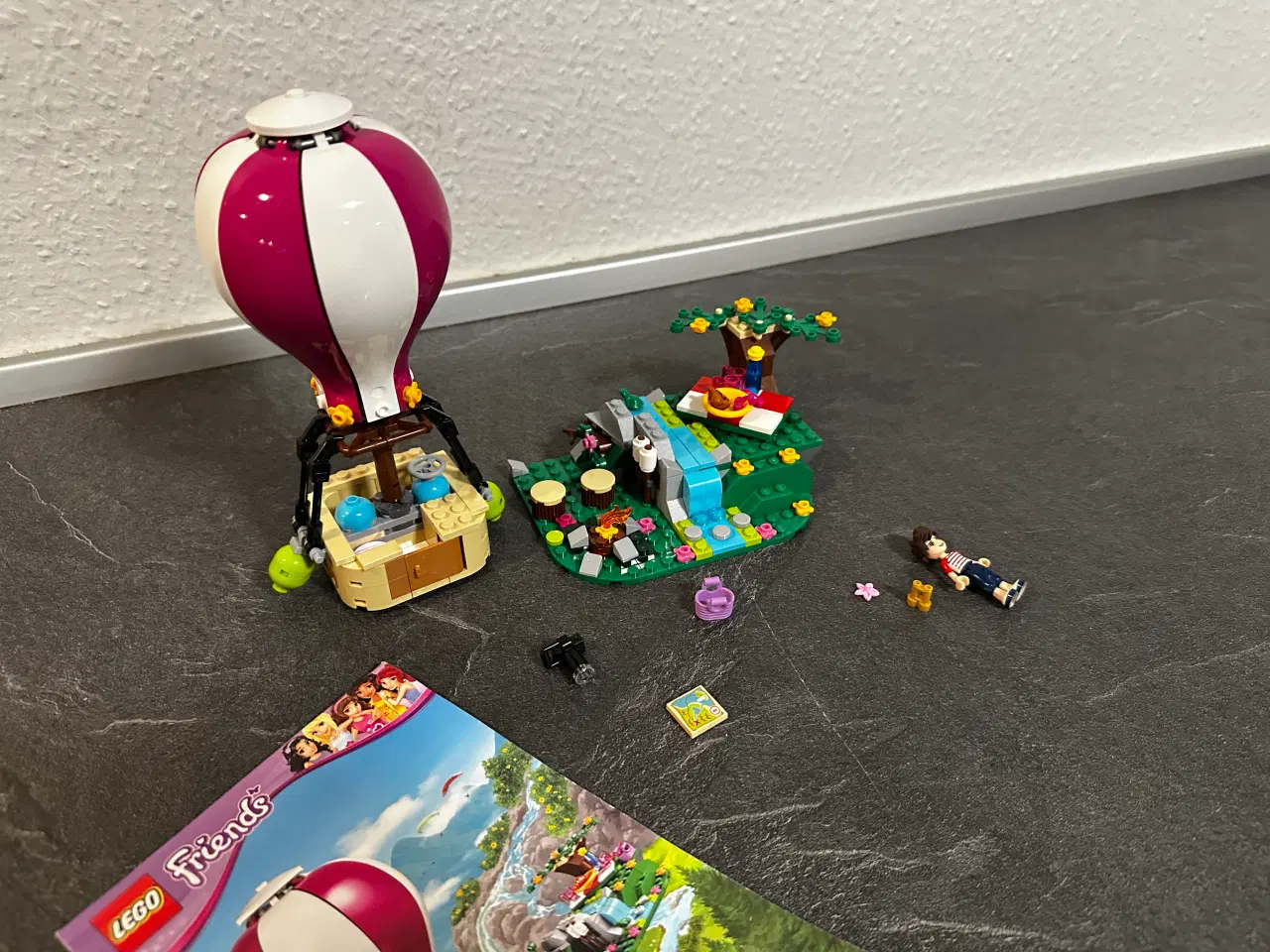 Billede 2 - LEGO Friends 41097 Heartlake Hot Air Balloon