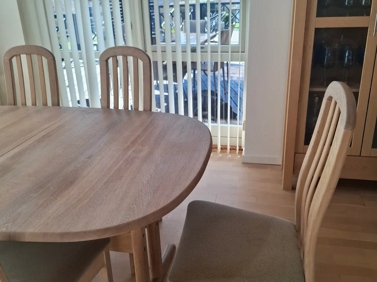 Billede 3 - Spisebord med 6 stole i massivt egetræ