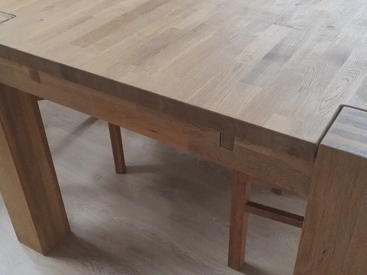 Billede 4 - Massivt egetræs spisebord med 6 stole 