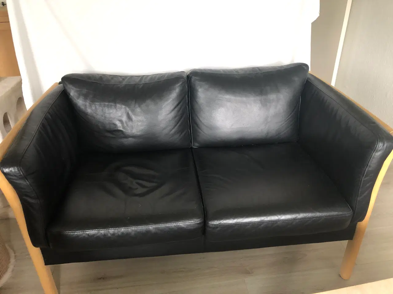 Billede 2 - 2-3 personers sofa i læder og 1 eg bord samlet