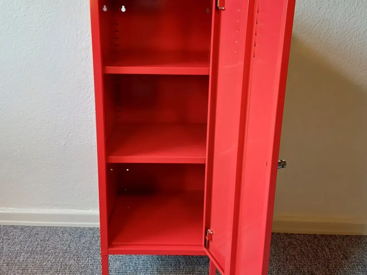 Billede 9 - Rødt stål skab. IKEA PS.
