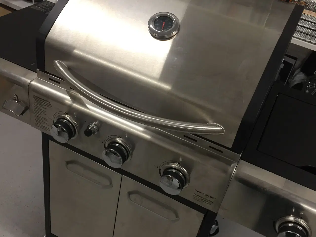 Billede 7 - Grill med tre brændere og sidebrænder.