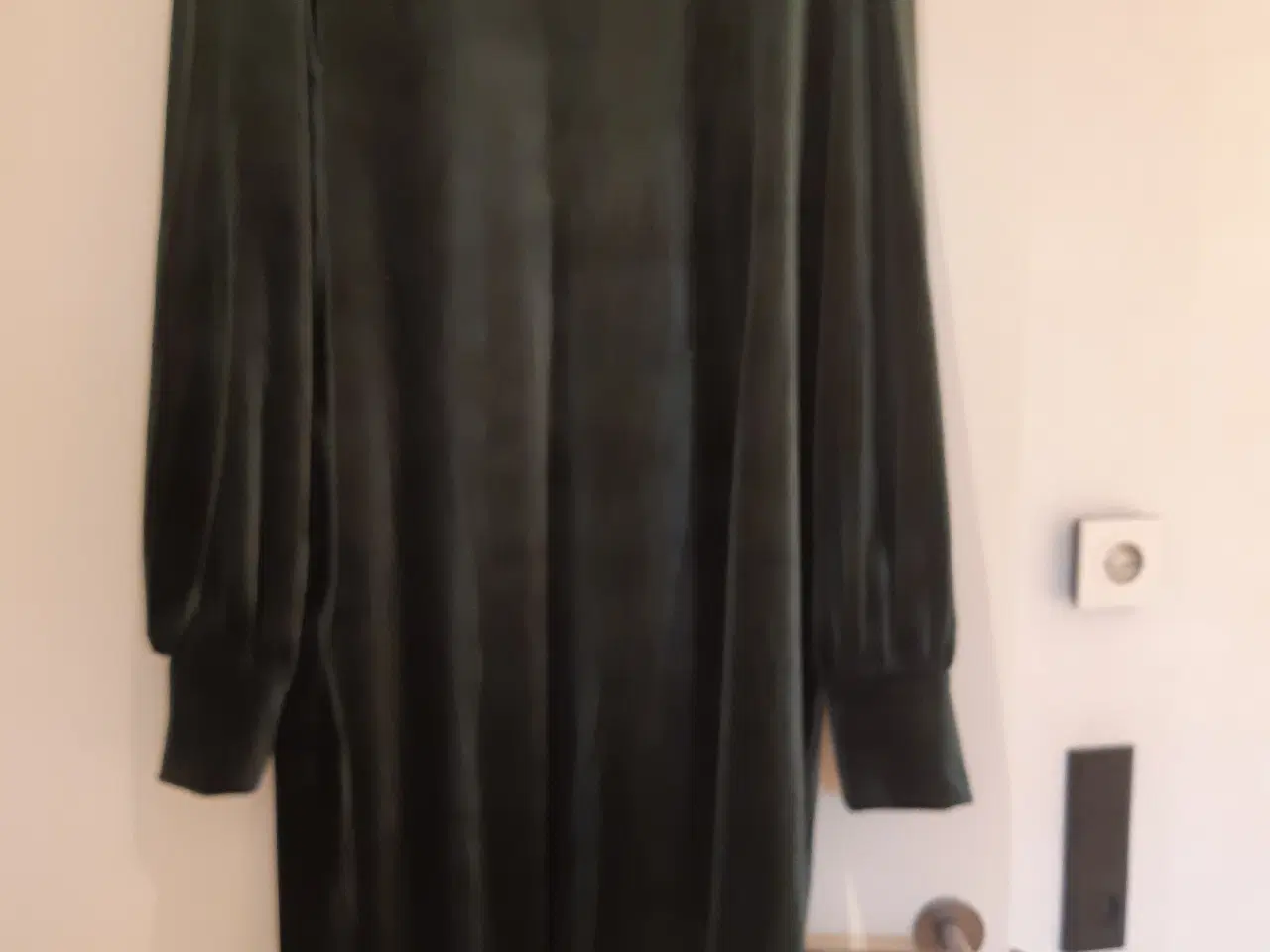 Billede 2 - Flaskegrøn velour kjole str. Xl